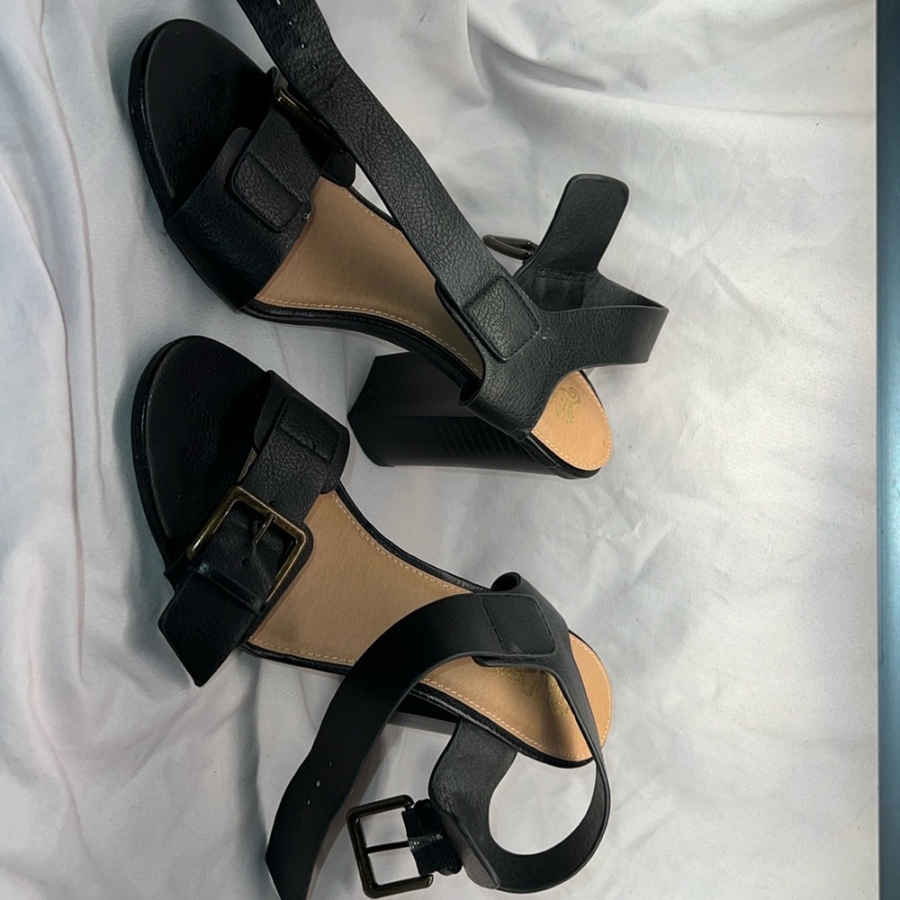 These heels are Brash and are a size 8, and come in black.